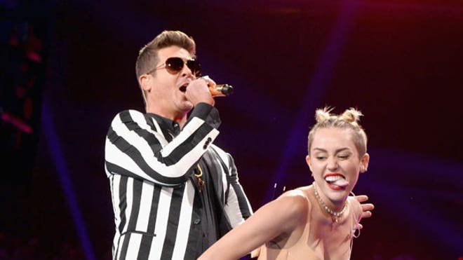 miley-cyrus-halloween-foam-finger-ftr